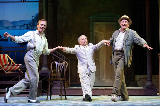 Lorenzo (a sinistra nell'immagine) e Geppy Gleijeses (a destra) con Ernesto Mahieux in un'immagine di scena