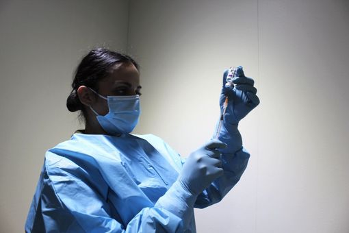 Vaccini Covid, da oggi tocca agli over 60. Il Piemonte lancia la panchina: &quot;Pronto a vaccinarmi entro un'ora&quot;