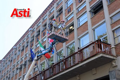 Gli accertamenti sulla facciata del palazzo della Provincia per la copertura della tribuna Alfieri (merphefoto) Gli accertamenti sulla facciata del palazzo della Provincia per la copertura della tribuna Alfieri (merphefoto)