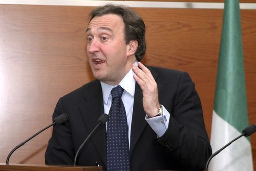 Gianni Vernetti presenta ad Asti il suo libro 'Dissidenti'. Incontro con donne e uomini che lottano contro i regimi Gianni Vernetti presenta ad Asti il suo libro 'Dissidenti'. Incontro con donne e uomini che lottano contro i regimi