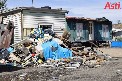 Un'immagine d'archivio dell'accampamento nomadi di via Guerra Un'immagine d'archivio dell'accampamento nomadi di via Guerra