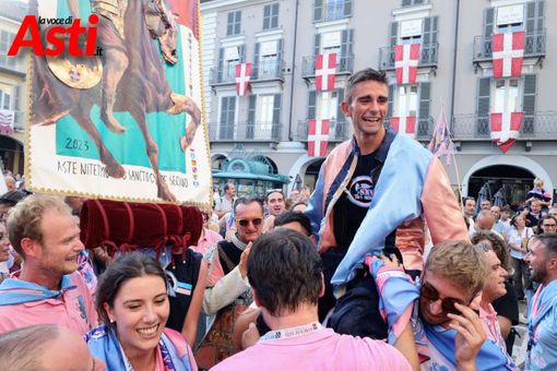 Federico Arri, pochi momenti dopo la vittoria, alla cerimonia della bandiera (Merphefoto)