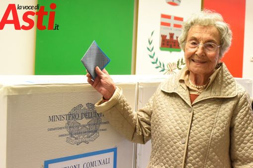 La 97enne al seggio per votare La 97enne al seggio per votare