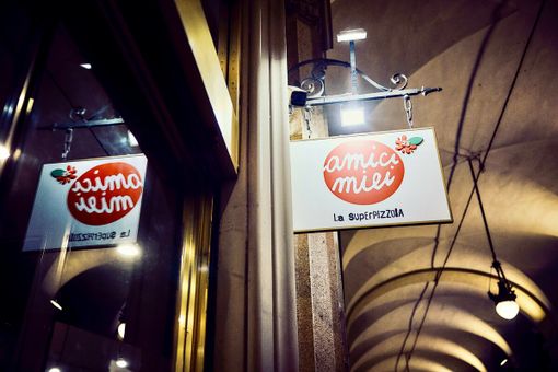 Amici Miei cambia pelle: tutto cambia, salvo la pizza