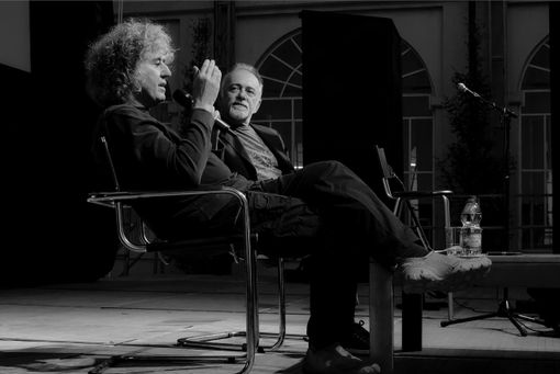 Angelo Branduardi e Giorgio Faletti ritratti in uno degli scatti in mostra Angelo Branduardi e Giorgio Faletti ritratti in uno degli scatti in mostra