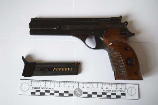 La pistola, rubata nei mesi scorsi, e il coltello sequestrati al sedicenne La pistola, rubata nei mesi scorsi, e il coltello sequestrati al sedicenne