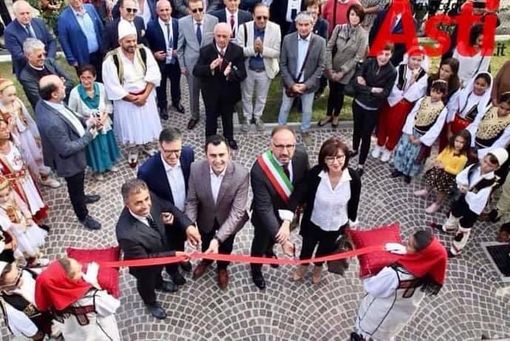Immagine d'archivio dell'inaugurazione del centro culturale Albanese di Asti Immagine d'archivio dell'inaugurazione del centro culturale Albanese di Asti