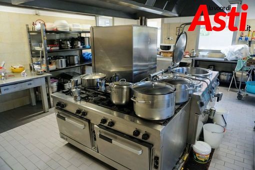 Una parte della cucina della mensa sociale Una parte della cucina della mensa sociale