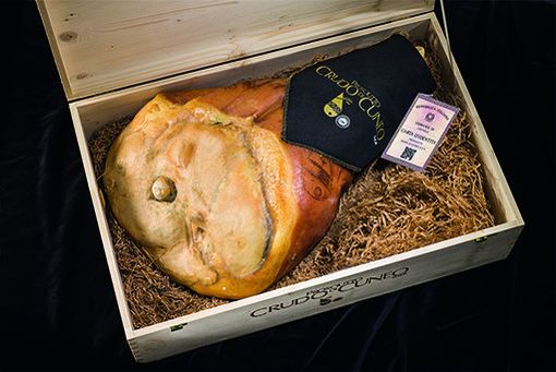 Vi presentiamo il prosciutto Crudo di Cuneo DOP: eccellenza piemontese che unisce gusto, qualità e artigianalità. Vi presentiamo il prosciutto Crudo di Cuneo DOP: eccellenza piemontese che unisce gusto, qualità e artigianalità.