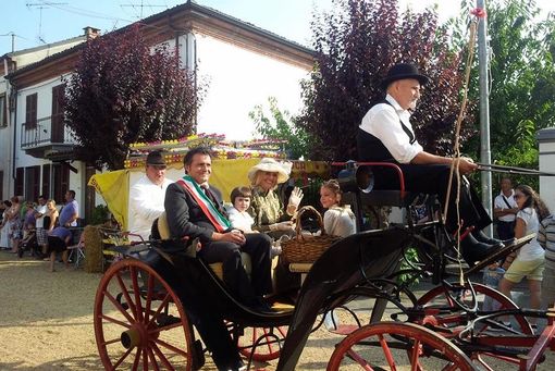 Roberto Galante con la fascia da sindaco in una precedente sfilata Roberto Galante con la fascia da sindaco in una precedente sfilata