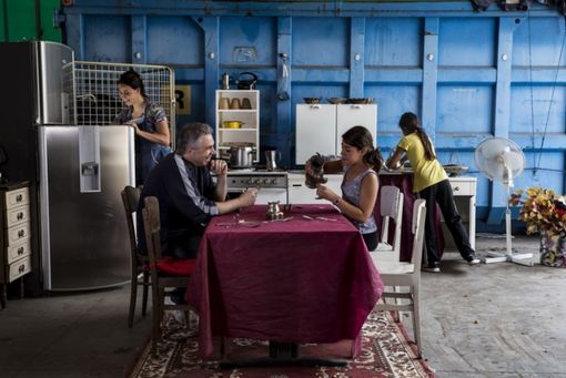 Una delle fotografie del progetto “Rifiutati”: i set fotografici sono stati realizzati al Polo di trattamento rifiuti di Asti riutilizzando esclusivamente oggetti intercettati nei rifiuti Una delle fotografie del progetto “Rifiutati”: i set fotografici sono stati realizzati al Polo di trattamento rifiuti di Asti riutilizzando esclusivamente oggetti intercettati nei rifiuti