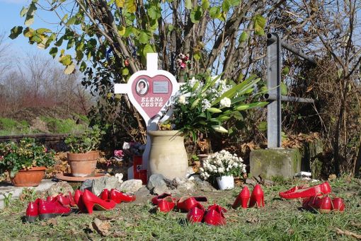 La croce posta in memoria nel punto in cui vennero ritrovati i resti di Elena Ceste La croce posta in memoria nel punto in cui vennero ritrovati i resti di Elena Ceste