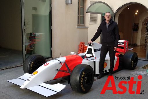 L'architetto Piergiorgio Pascolati, curatore dell'allestimento, con una delle auto guidate da Senna