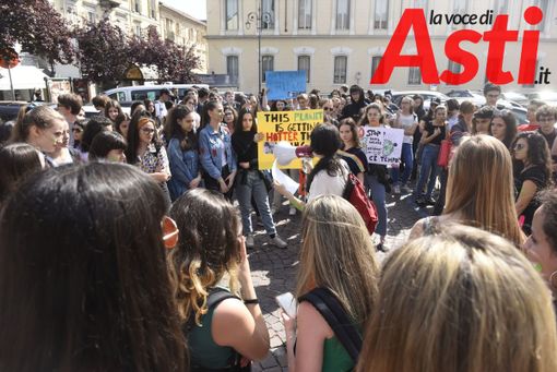 Anche gli studenti astigiani sono scesi (nuovamente) in piazza per il clima [FOTOGALLERY]