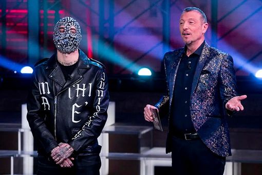 Junior Cally con Amadeus (Foto Sanremonews.it) Junior Cally con Amadeus (Foto Sanremonews.it)