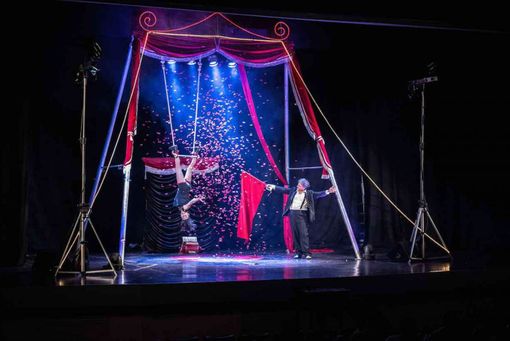 Un paio di immagini di scena dello spettacolo in programma a Canelli Un paio di immagini di scena dello spettacolo in programma a Canelli