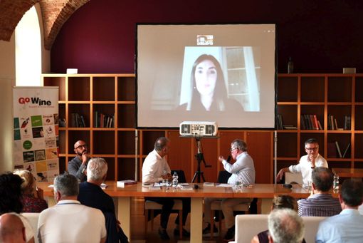 Al castello di Barolo presentata la nuova guida di Go Wine in inglese dedicata al Piemonte del vino Al castello di Barolo presentata la nuova guida di Go Wine in inglese dedicata al Piemonte del vino