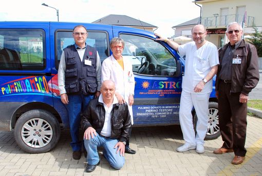 Immagine d'archivio del dottor Testore con alcuni volontari Astro