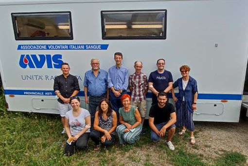 Nella foto alcuni componenti del nuovo Consiglio in occasione della donazione del 18 luglio scorso sull’automoteca in piazza a Mombercelli