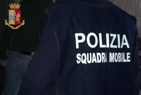 Estorsione: la polizia arresta in flagranza, in centro ad Asti, un venticinquenne