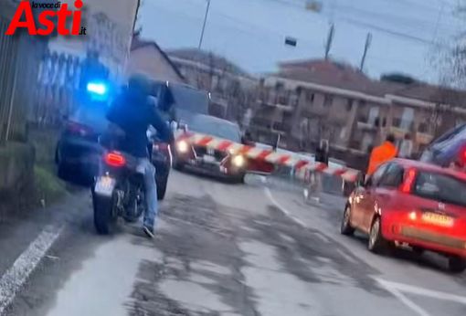 Il treno fermo a pochi metri dall'auto Il treno fermo a pochi metri dall'auto