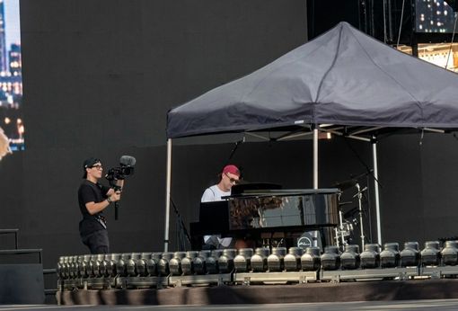 Simone Carè sul palco di Roma al concerto di Ultimo