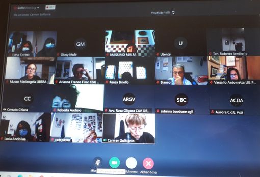 Un momento del meeting online Un momento del meeting online