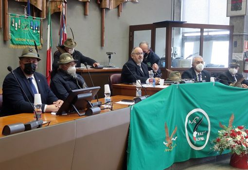 Il tavolo della presidenza dell’Assemblea ANA durante i lavori al Salone del Palazzo della Provincia Il tavolo della presidenza dell’Assemblea ANA durante i lavori al Salone del Palazzo della Provincia