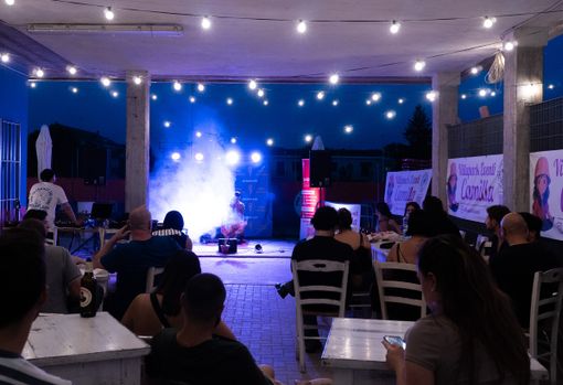 Uno dei precedenti live con Indieflash