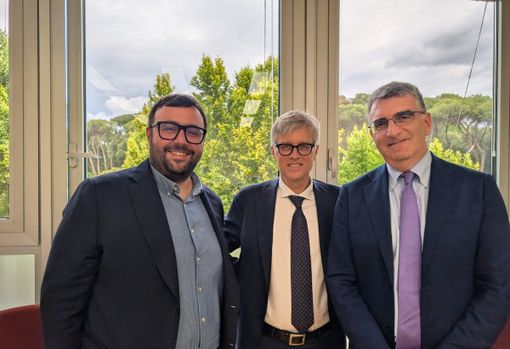 Nell’immagine il primo incontro avvenuto con il GSE. Da sinistra: Lorenzo Carosso, Presidente di Solar Valley ETS; Luca Barberis, Direttore Direzione Fonti Rinnovabili del GSE; Stefano Sassone, Responsabile Area Tecnica Cisambiente Confindustria Nell’immagine il primo incontro avvenuto con il GSE. Da sinistra: Lorenzo Carosso, Presidente di Solar Valley ETS; Luca Barberis, Direttore Direzione Fonti Rinnovabili del GSE; Stefano Sassone, Responsabile Area Tecnica Cisambiente Confindustria
