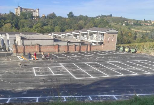 Il piazzale del cimitero di Costigliole d'Asti dopo la riasfaltatura