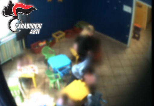 Asti, violenze e insulti razzisti in un asilo privato: sospese due educatrici [VIDEO]