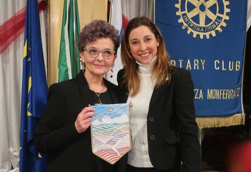 Laura Binello (a sinistra) con la presidente del Rotary Club Canelli-Nizza Stafania Delsanto.