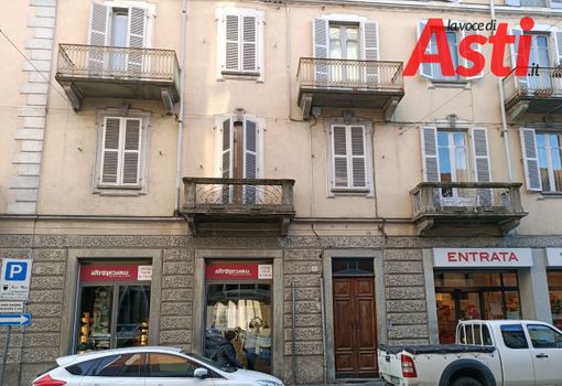 Asti: tragedia di via Cavour. Trovato il biglietto di addio Asti: tragedia di via Cavour. Trovato il biglietto di addio