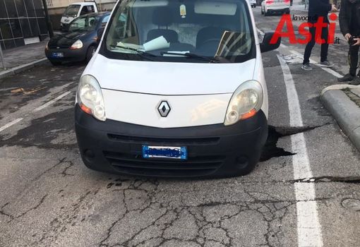 Voragine aperta in corso Dante ad Asti, una macchina finisce nel buco