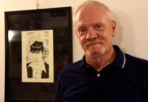 Luigi Piccatto in uno scatto che lo ritrae con una sua tavola realizzata per "Dylan Dog" Luigi Piccatto in uno scatto che lo ritrae con una sua tavola realizzata per "Dylan Dog"
