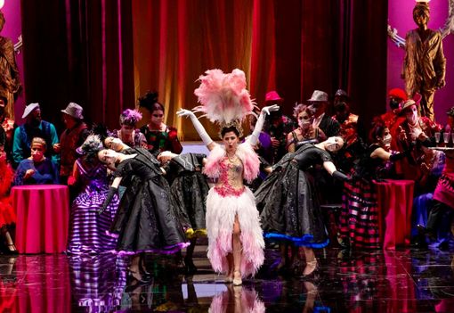 Un immagine di scena tratta da "La Vedova Allegra"