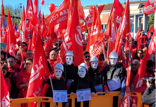 Un'immagine della manifestazione di protesta svoltasi a Torino Un'immagine della manifestazione di protesta svoltasi a Torino