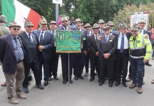 Il presidente della Sezione di Asti Fabrizio Pighin con il Vessillo di Asti ed alcuni componenti del suo Consiglio Direttivo alcuni minuti prima della sfilata
