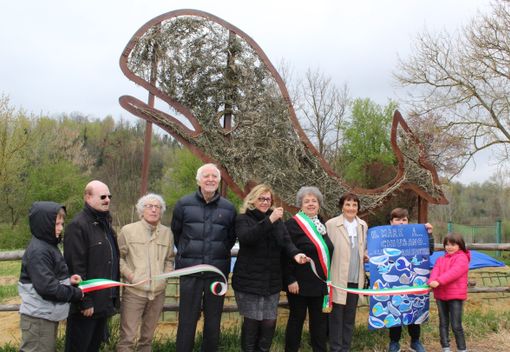 Il taglio del nastro della scultura