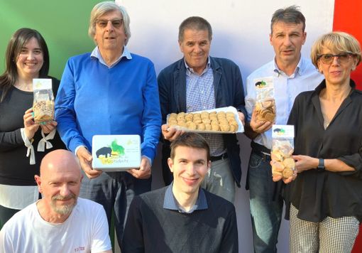 I soci della Fratellanza con il Biscotto del Mastodonte