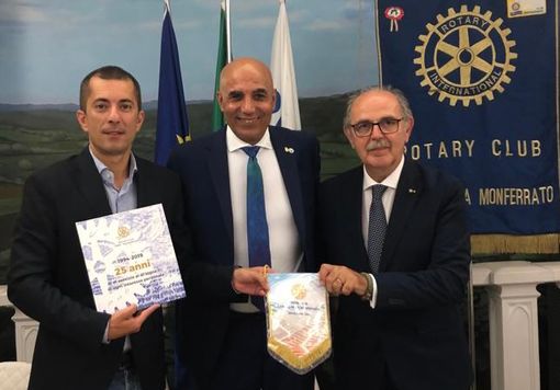 Marco Gabusi, Hicham Barida (presidente del Club Rotary di Canelli-Nizza) e Giorgio Gianuzzi (prefetto del Distretto 2032 A.R. 2023-24). Marco Gabusi, Hicham Barida (presidente del Club Rotary di Canelli-Nizza) e Giorgio Gianuzzi (prefetto del Distretto 2032 A.R. 2023-24).