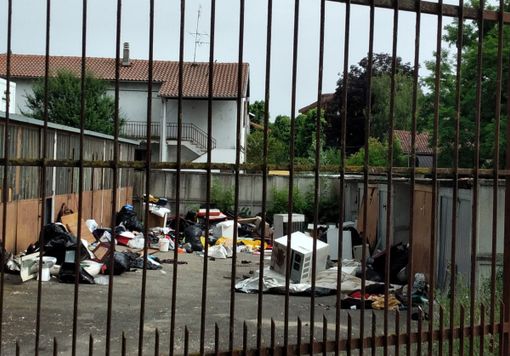 Cumuli di immondizia all'interno di un cancello sul Lungo Tanaro. I residenti protestano Cumuli di immondizia all'interno di un cancello sul Lungo Tanaro. I residenti protestano