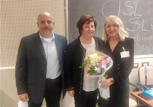 Beta Trajkova (a destra, con i fiori), confermata Segretario Territoriale del lavoratori postali CISL