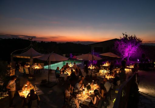 Ogni giovedì Casa Serra Eco-Resort & Wellness proporrà un "aperitivo sotto le stelle" Ogni giovedì Casa Serra Eco-Resort & Wellness proporrà un "aperitivo sotto le stelle"