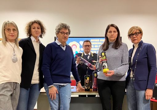 Nell'immagine, da sinistra: i tre operatori Asl, il vicecomandante Tedesco, il sindaco Macchia e la dirigente scolastica Sinceri con alcune bombolette ritrovate