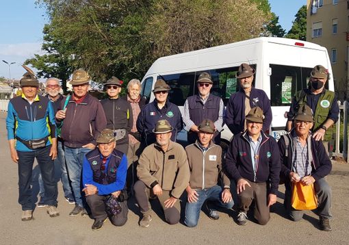 Il gruppo di alpini astigiani in partenza per il Santuario Francescano della Verna