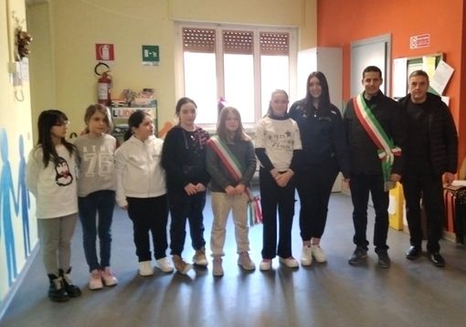 Foto di gruppo con Ascanio Cuba davanti al murales