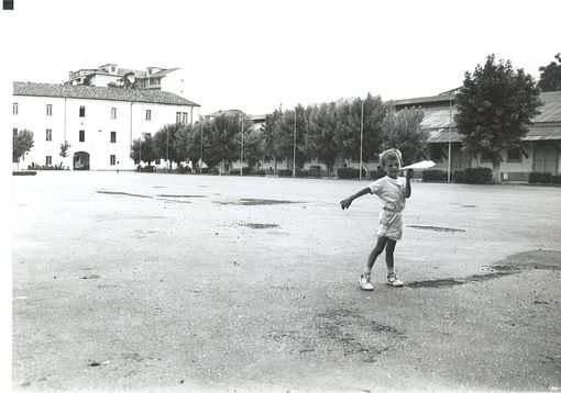 Un bimbo nel cortile della Caserma, all'arrivo. Foto di Giampiero Monaca