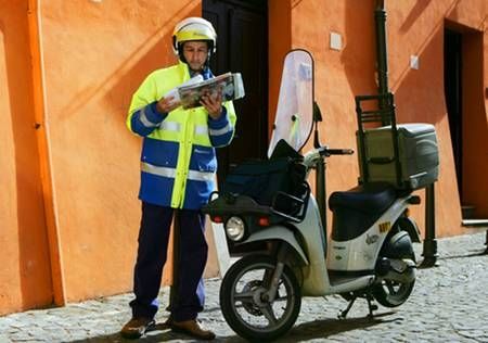 Un portalettere di Poste Italiane (immagine d'archivio) Un portalettere di Poste Italiane (immagine d'archivio)
